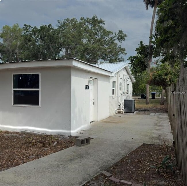 Building Photo - 2342 Section Dr