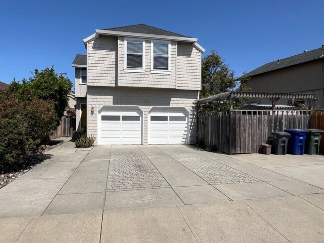 4-Bedroom Home Near the Beach - 4-Bedroom Home Near the Beach