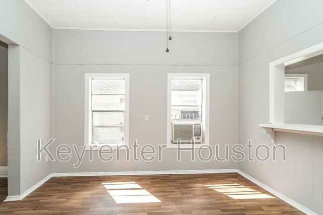 Photo - 4610 Schroeder St