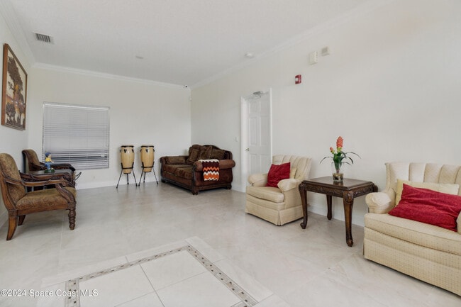 Photo - 1581 Zaffer St NW