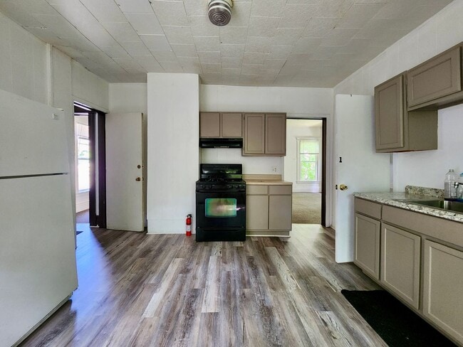 Building Photo - 5 Bedroom 2 Full Bath Houses | Front Porch | Back Yard | Off Street Parking | in-Unit Laundry