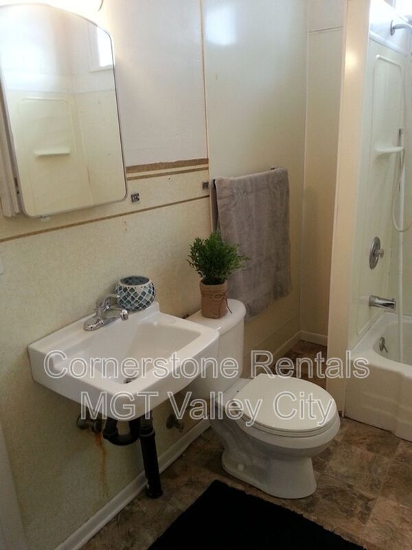 Photo - 309 College St SE