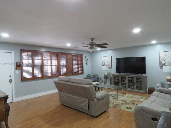 Building Photo - 11840 NE 19th Dr Unit 26