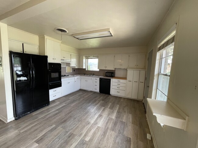 Photo - 1402 Linden Dr