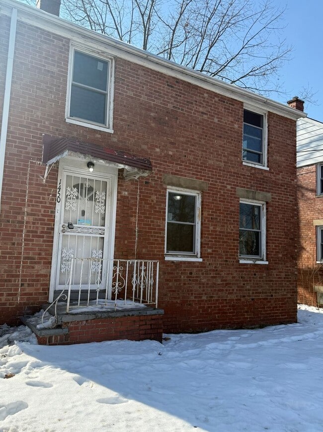 Building Photo - 3bd Single Section 8