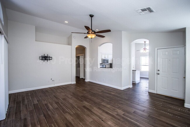 Photo - 407 W Colt Rd