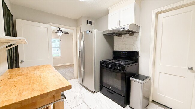 Photo - 7007 Housman