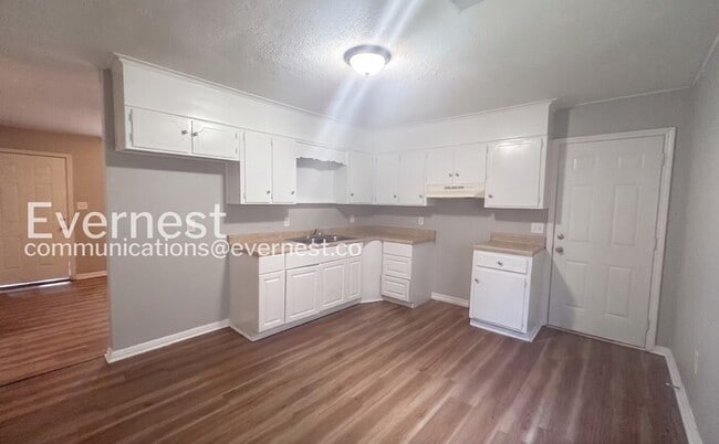 Photo - 3 Bed/1 Bath Home with Off-Street Parking / Vouchers Accepted / Available Now!