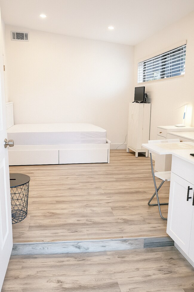 Cama matrimonial con cajones - 2415 SW 64th Ave