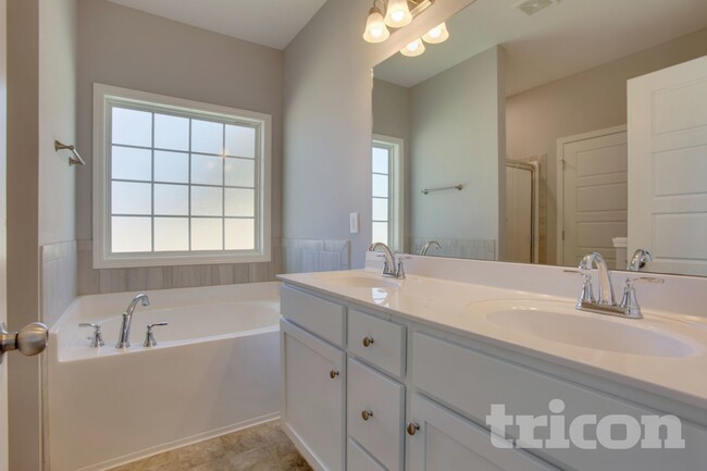 Photo - 718 W Coker Way