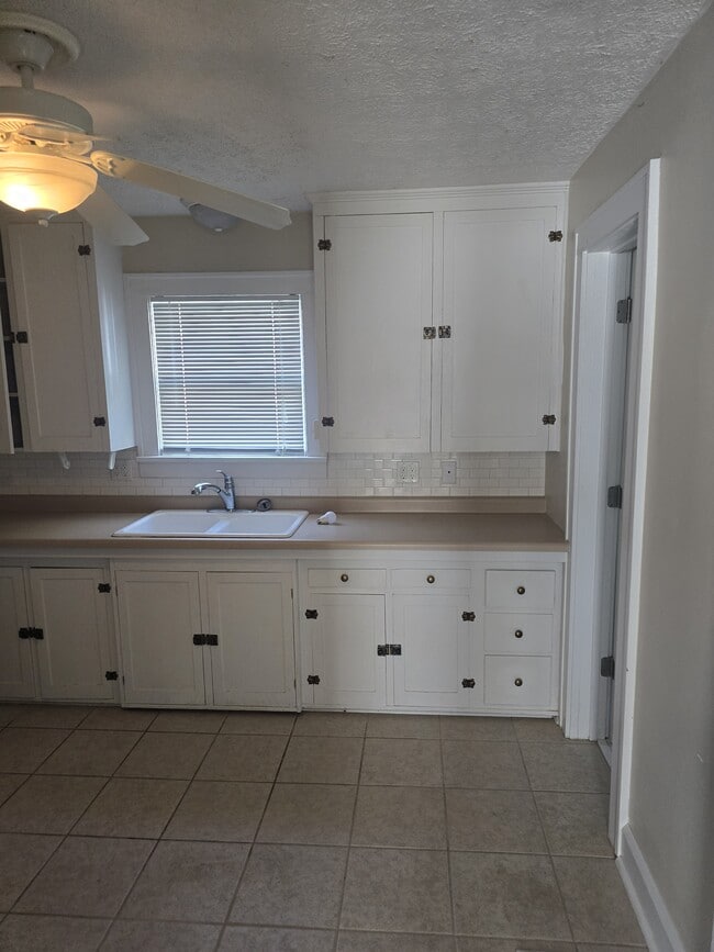 Photo - 1206 E 8th St Unidad 2