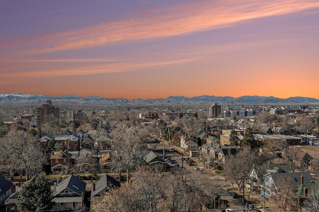 Building Photo - Stunning Mountain Views and an Unbeatable Location!