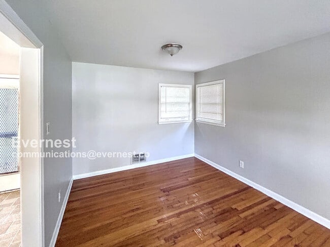 Photo - 333 Robertson Ave