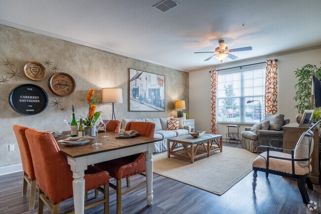 The Martin - 1 habitación, 1 baño - 894 pies cuadrados - Comedor/Sala de estar - The Retreat at Trinity