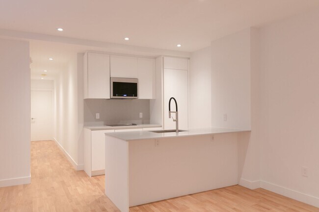 Building Photo - 3730 Chemin Queen Mary Unit 105
