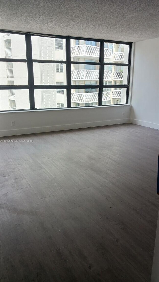 Building Photo - 1440 Brickell Bay Dr Unit 509