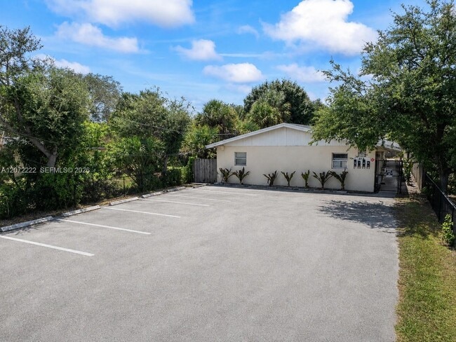 Building Photo - 513 NW 22nd Ave Unit 3