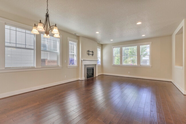 Photo - 476 NE 76th Ave