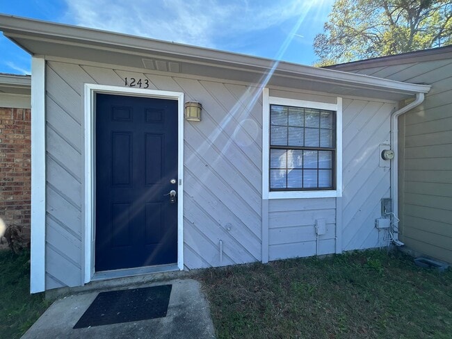 Building Photo - Spacious 1 Bedroom 1 Bathroom! Located Off Ocala Road.