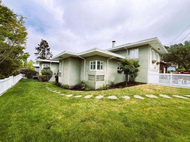 Chic Piedmont Pines home with Enclosed Yard - Chic Piedmont Pines home with Enclosed Yard
