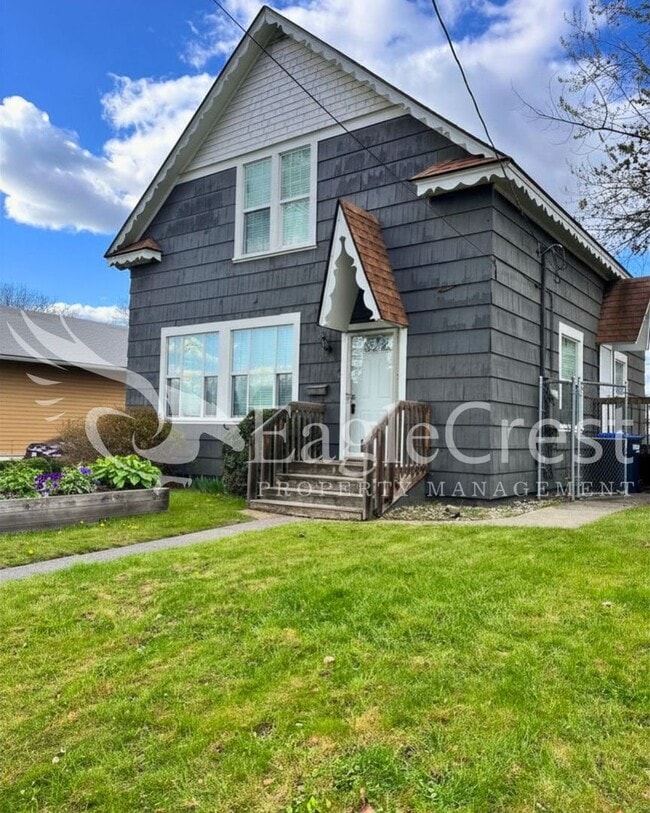 Building Photo - Charming 3BR Home with Spacious Yard & Bonus Living Space