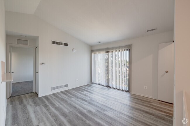 2 habitaciones, 2 baños - 1020 pies cuadrados - Sala de estar - The Edge at Oakland Apartments - Auburn Hills