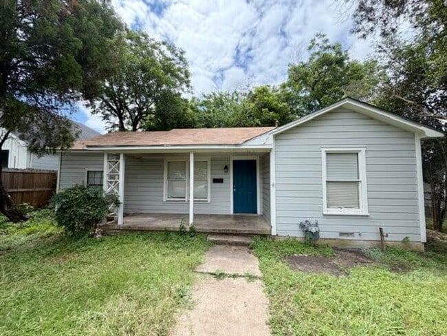 Building Photo - 3022 E Edmond Ave