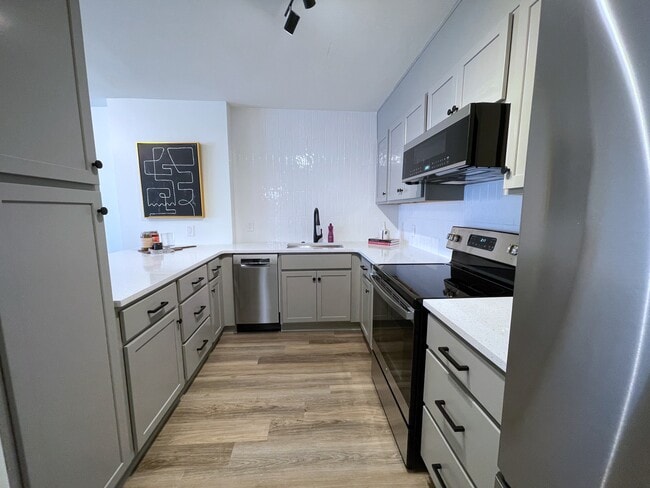 Kitchen - 2625 Highland Ave S Unit #503