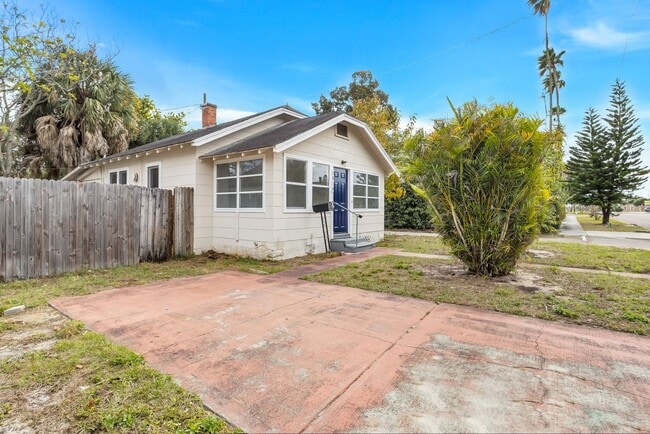 Photo - Cute 3bdrm/1bath House ** Section 8 OK ** $1995.00** Move in by December 31st and get 1 month Fre...