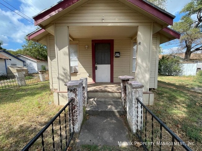 Building Photo - 3810 SW 7th Ave Rental