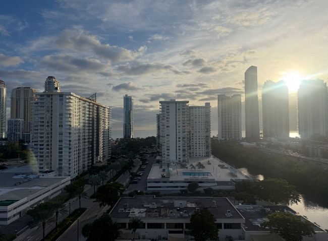 Photo - 250 174th St Unidad 1405