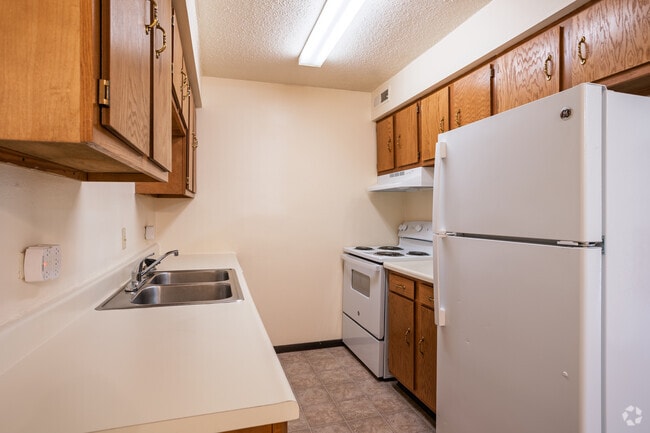 2BR, 2BA - 870SF - Kitchen