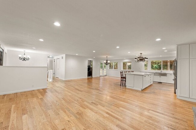 Photo - Beautiful & stunning 6-bed, 3-bath house in Edmonds for rent!
