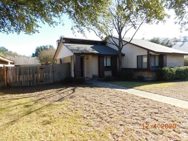Building Photo - 2 Bedroom/2 Bath Castle Hills Subdivision Rental