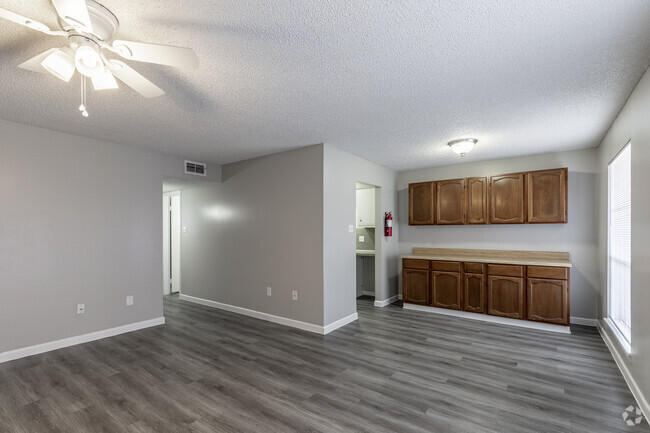 2BR, 2BA - 920SF