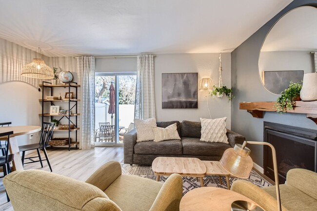 Building Photo - Corner Unit 2 BDR / 2.5 BA Townhome