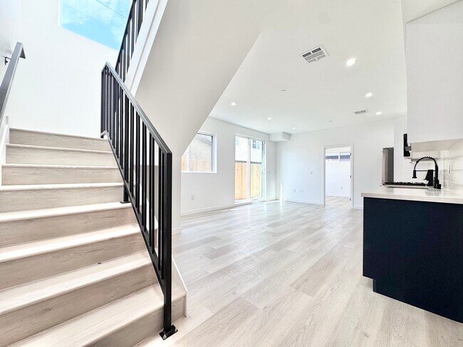 Photo - 2923 1/2 S Burnside Ave Los Angeles, CA 90016 Unidad A