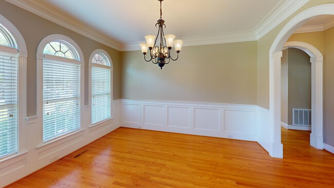 Photo - 2140 Rossmore Rd