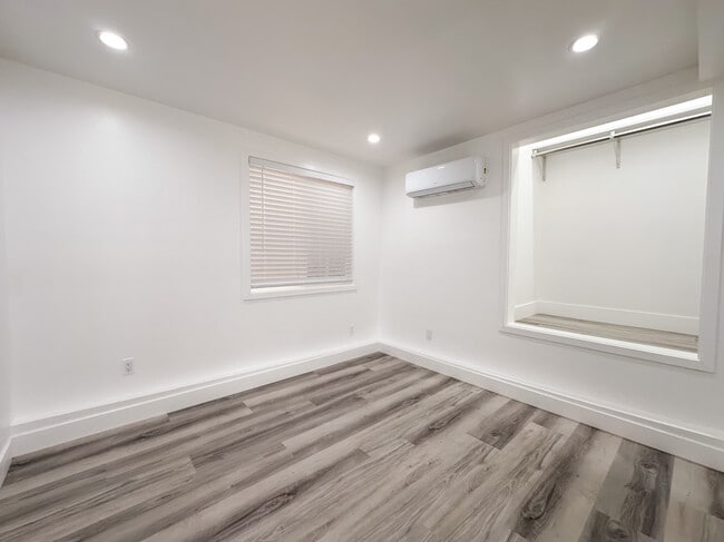 Photo - 514 1/2-3022 W 21st St