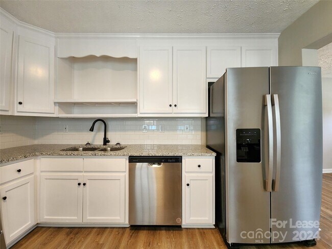 Photo - 3721 Patricia Dr NW