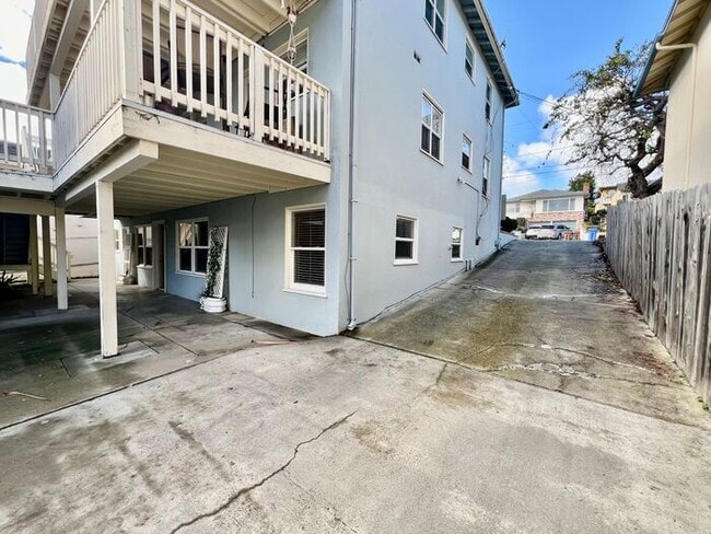 Photo - 2 bedroom 1 bath apartment in Downtown Monterey!