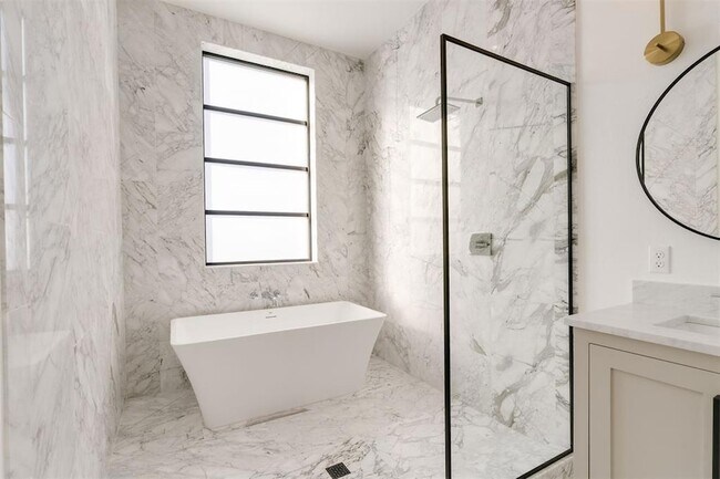 Photo - 827 NW 8th St