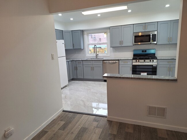 Photo - 169 W 51st St Unit 2