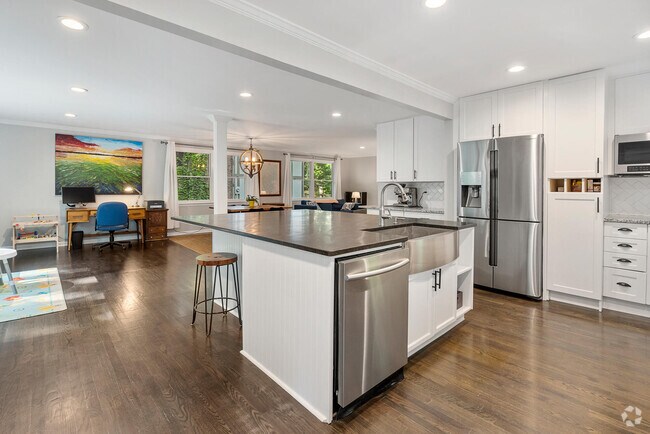Building Photo - 486 Lakeshore Dr NE Rental