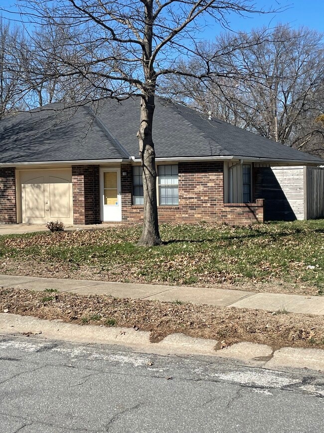 Building Photo - 502 SE Lee Haven Dr