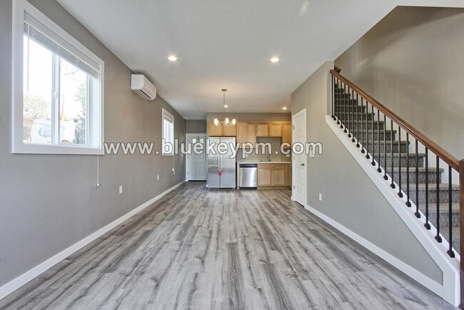 2 Bed, 2.5 Bath Uptown Townhouse - 2 Bed, 2.5 Bath Uptown Townhouse