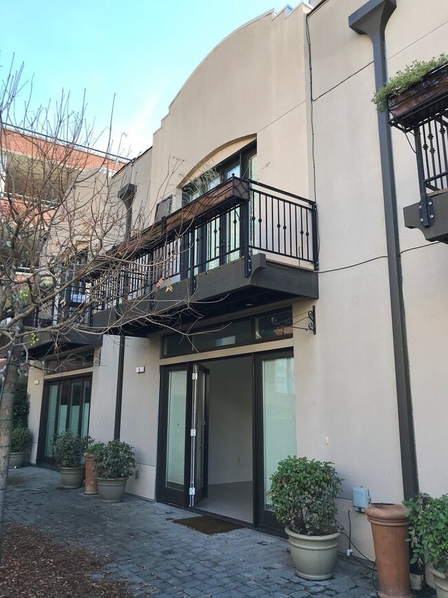 Building Photo - 2 Bedroom 2 bath Downtown Unit with $500 O... Rental