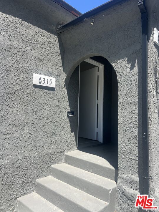 Building Photo - 6315 S Victoria Ave Unit 6315 Rental
