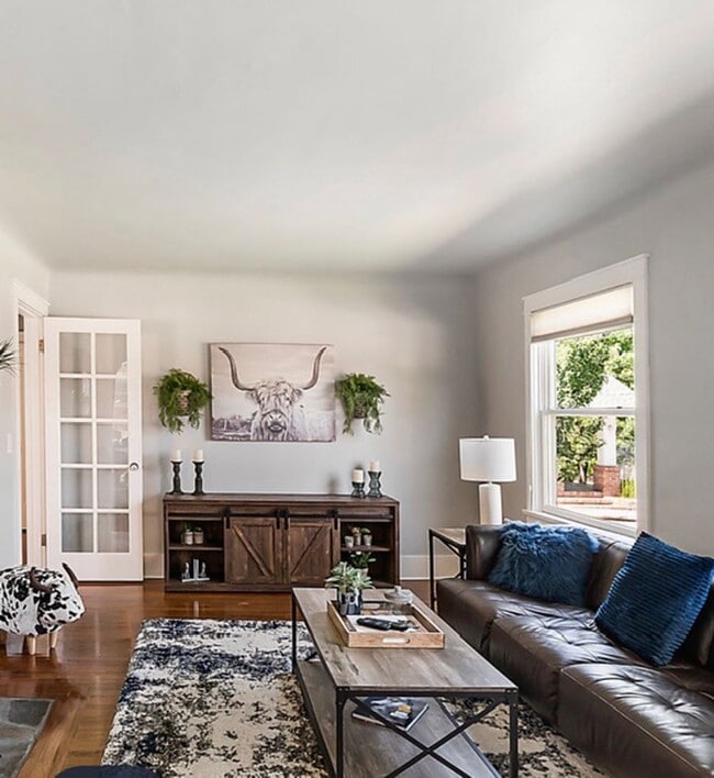 Photo - 2353 Watt St