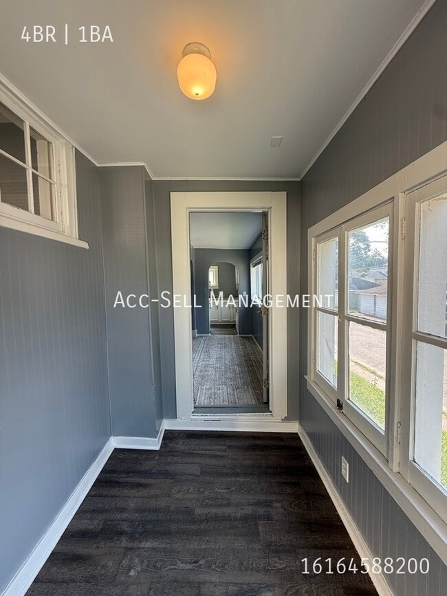 Photo - 419 Brenner St NE